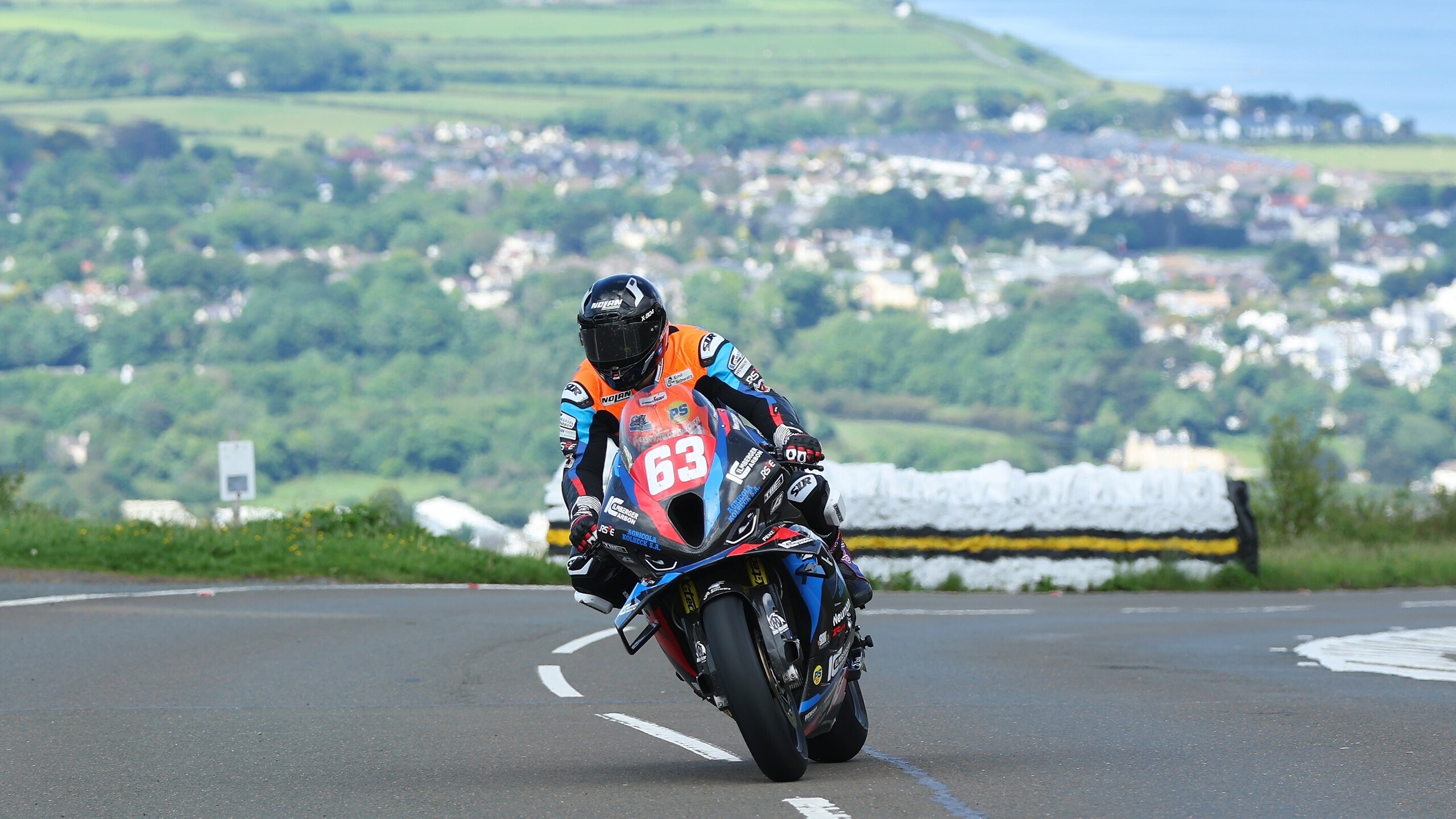 A 300 all'ora tra alberi e marciapiedi: è iniziato il Tourist Trophy 2024!