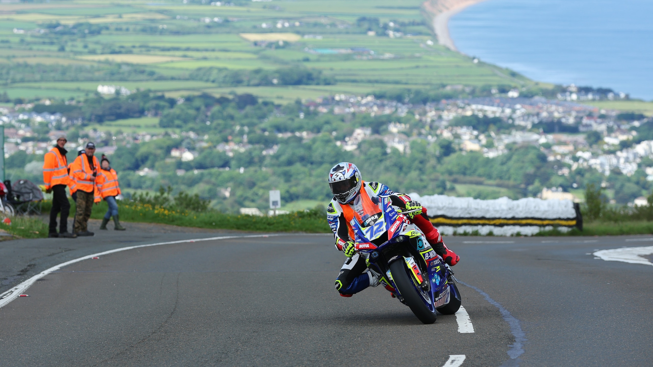 A 300 all'ora tra alberi e marciapiedi: è iniziato il Tourist Trophy 2024!