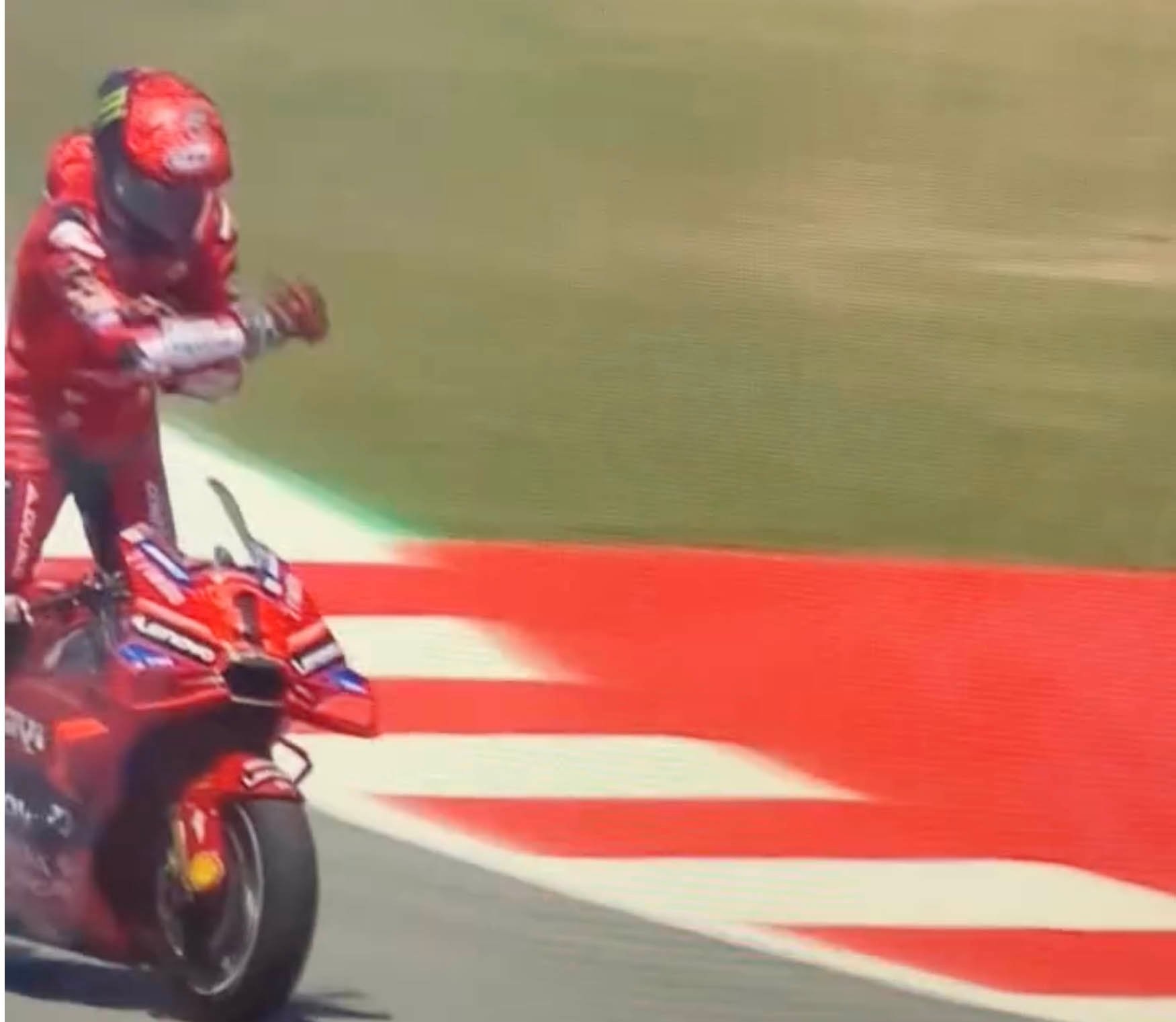 MotoGP, Bagnaia fa il gesto dell'ombrello: ecco il motivo dello sfogo