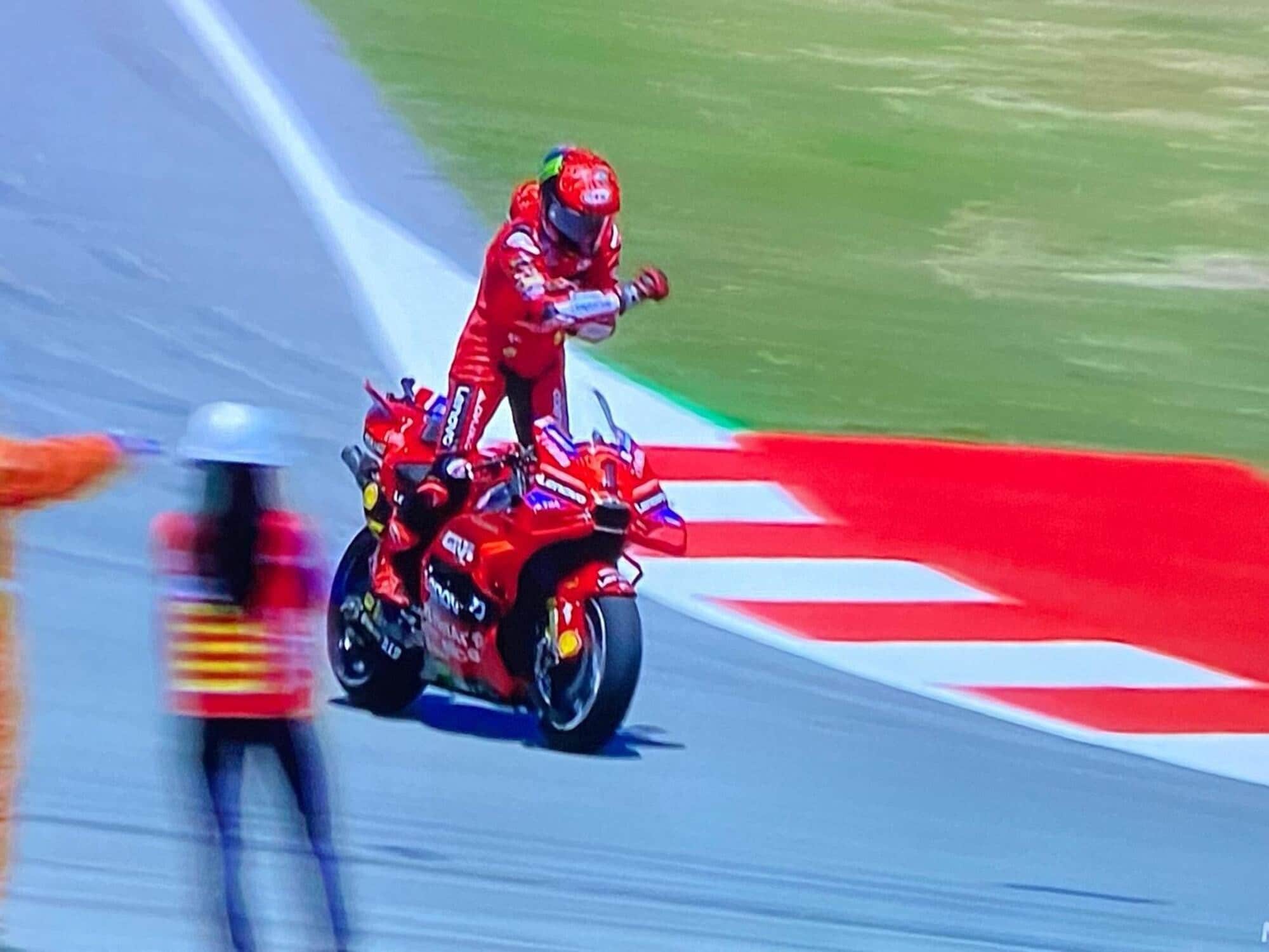 MotoGP, Bagnaia fa il gesto dell'ombrello: ecco il motivo dello sfogo