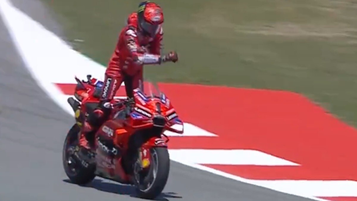 MotoGP, Bagnaia fa il gesto dell'ombrello: ecco il motivo dello sfogo