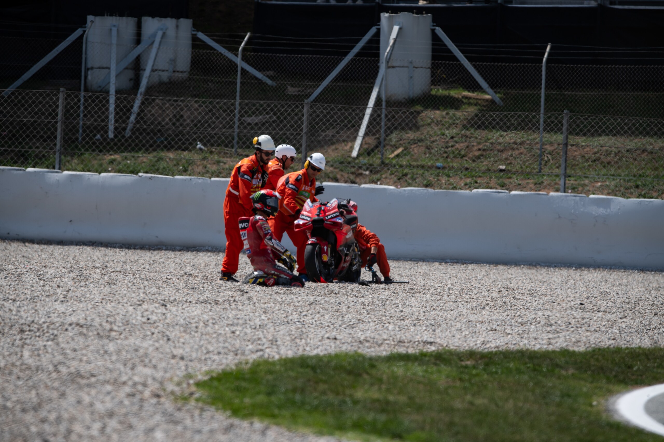 MotoGP, Bagnaia fa il gesto dell'ombrello: ecco il motivo dello sfogo