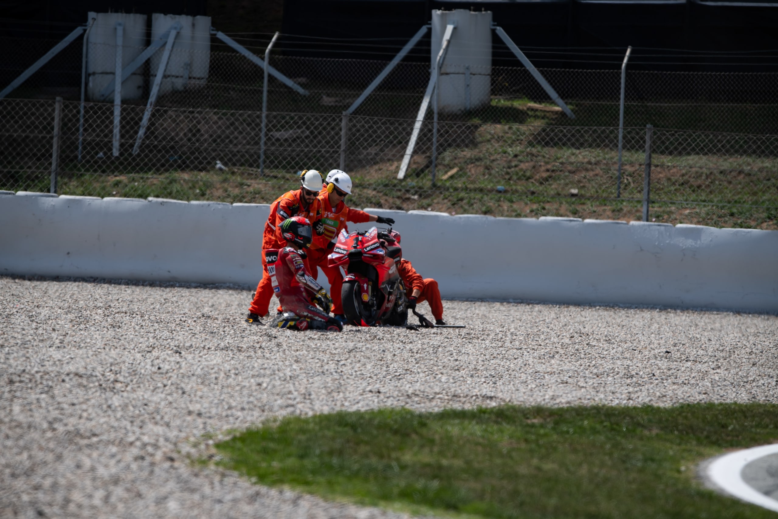 MotoGP, Bagnaia fa il gesto dell'ombrello: ecco il motivo dello sfogo