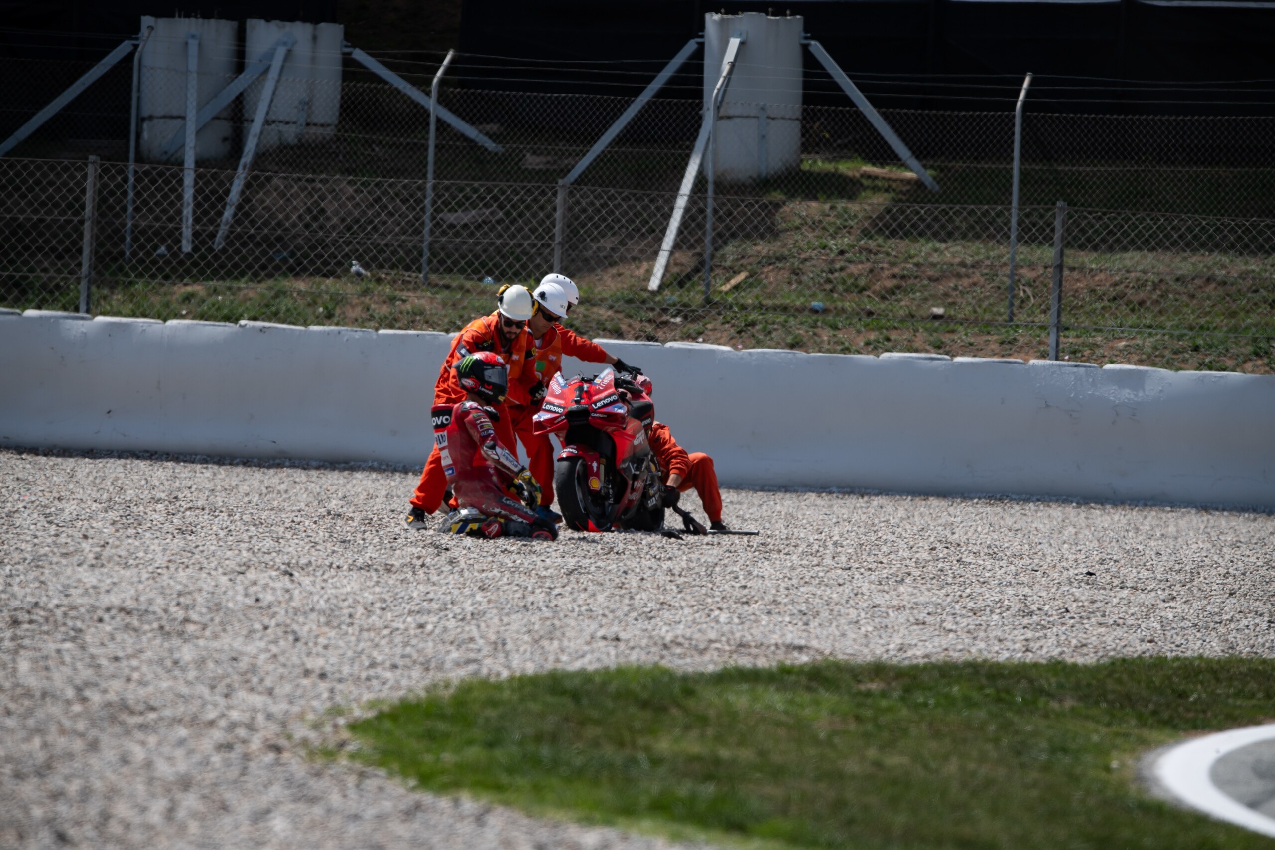 MotoGP, Bagnaia fa il gesto dell'ombrello: ecco il motivo dello sfogo