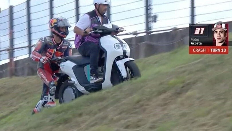 Da aiutato ad aiutante: Acosta spinge lo scooter giuntogli in soccorso