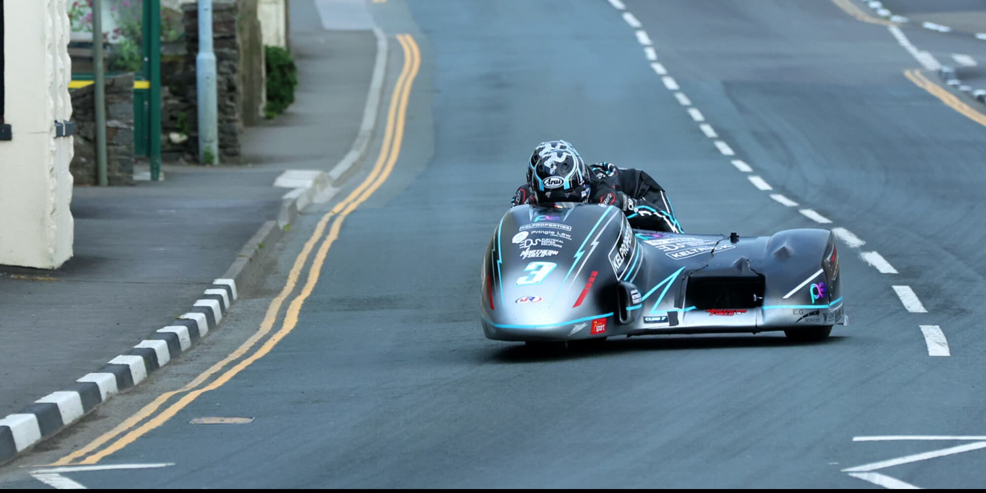 TT 2024, i fratelli Crowe si prendono la prima gara dei Sidecar