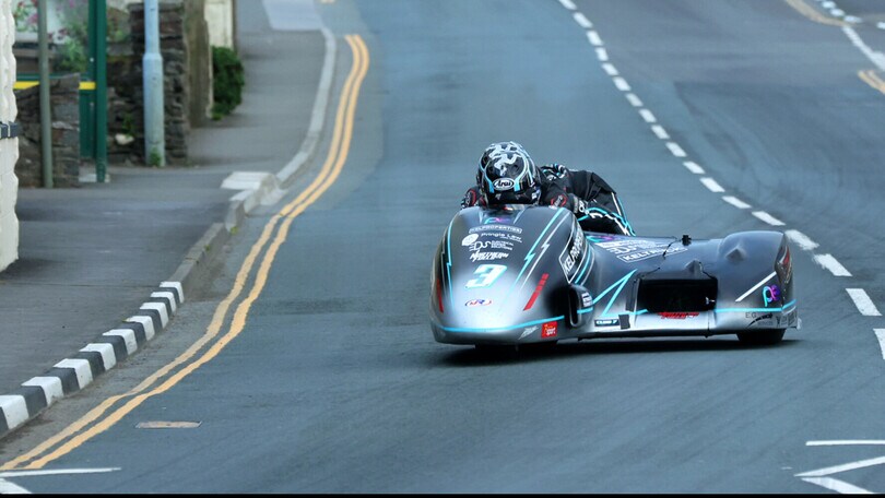 TT 2024, i fratelli Crowe si prendono la prima gara dei Sidecar
