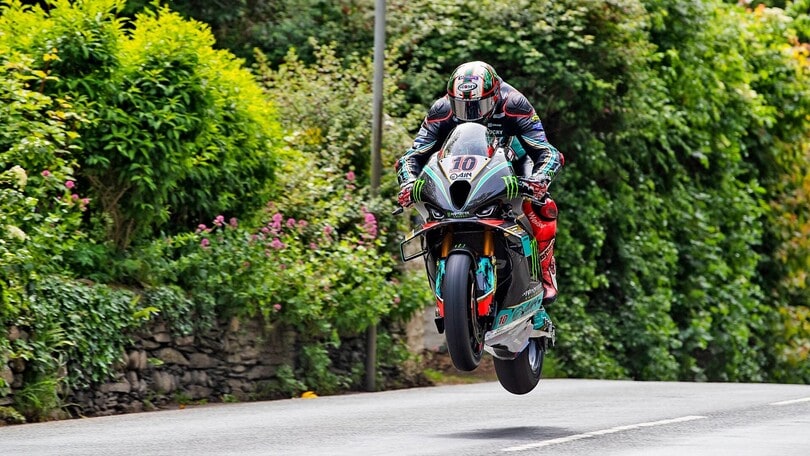 TT 2024, spettacolo in SBK: vince Hickman, “drama” per Dunlop