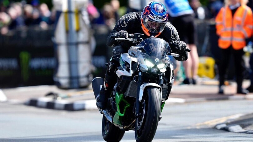 Tourist Trophy: Kawasaki effettua il primo giro con una moto ibrida