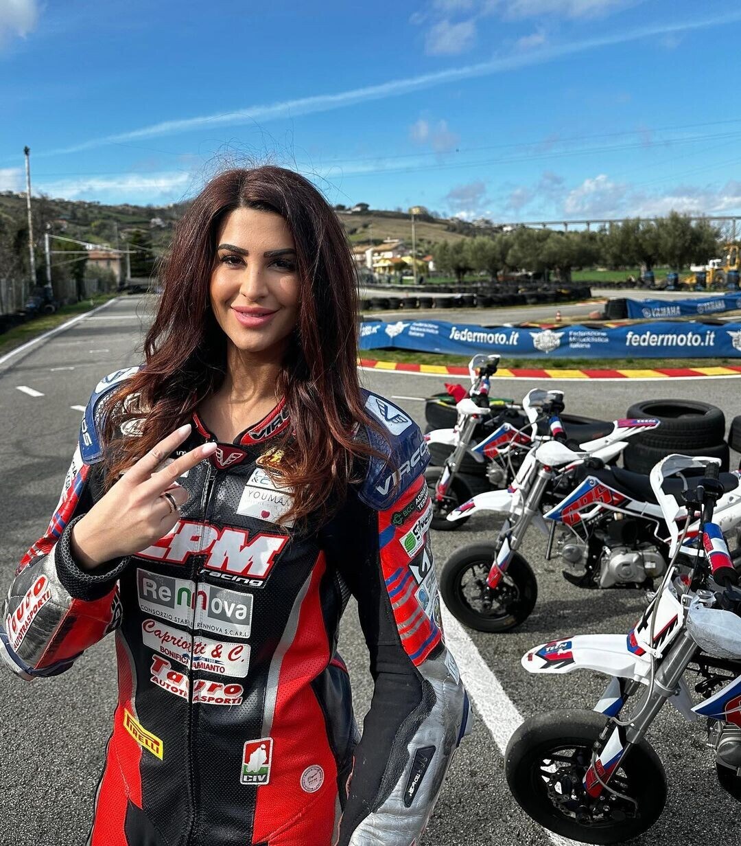 Federica Macciotta, l'ombrellina che fa impazzire MotoGP e SBK