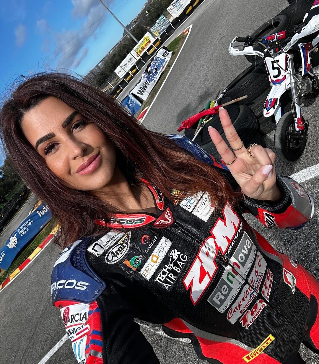 Federica Macciotta, l'ombrellina che fa impazzire MotoGP e SBK