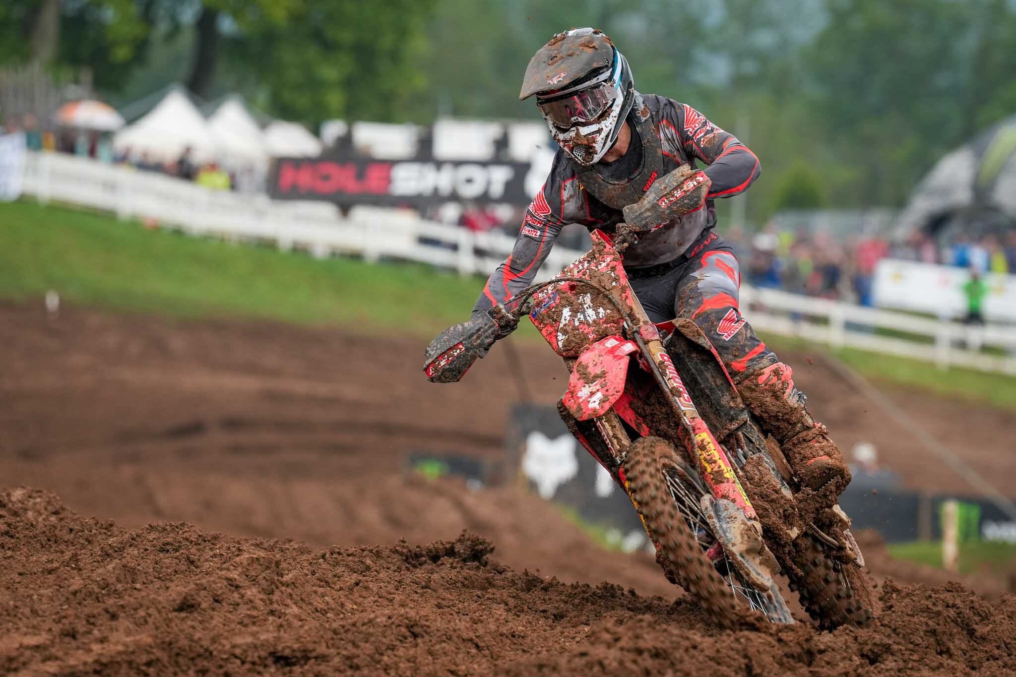 MXGP: Gajser vola sul fango