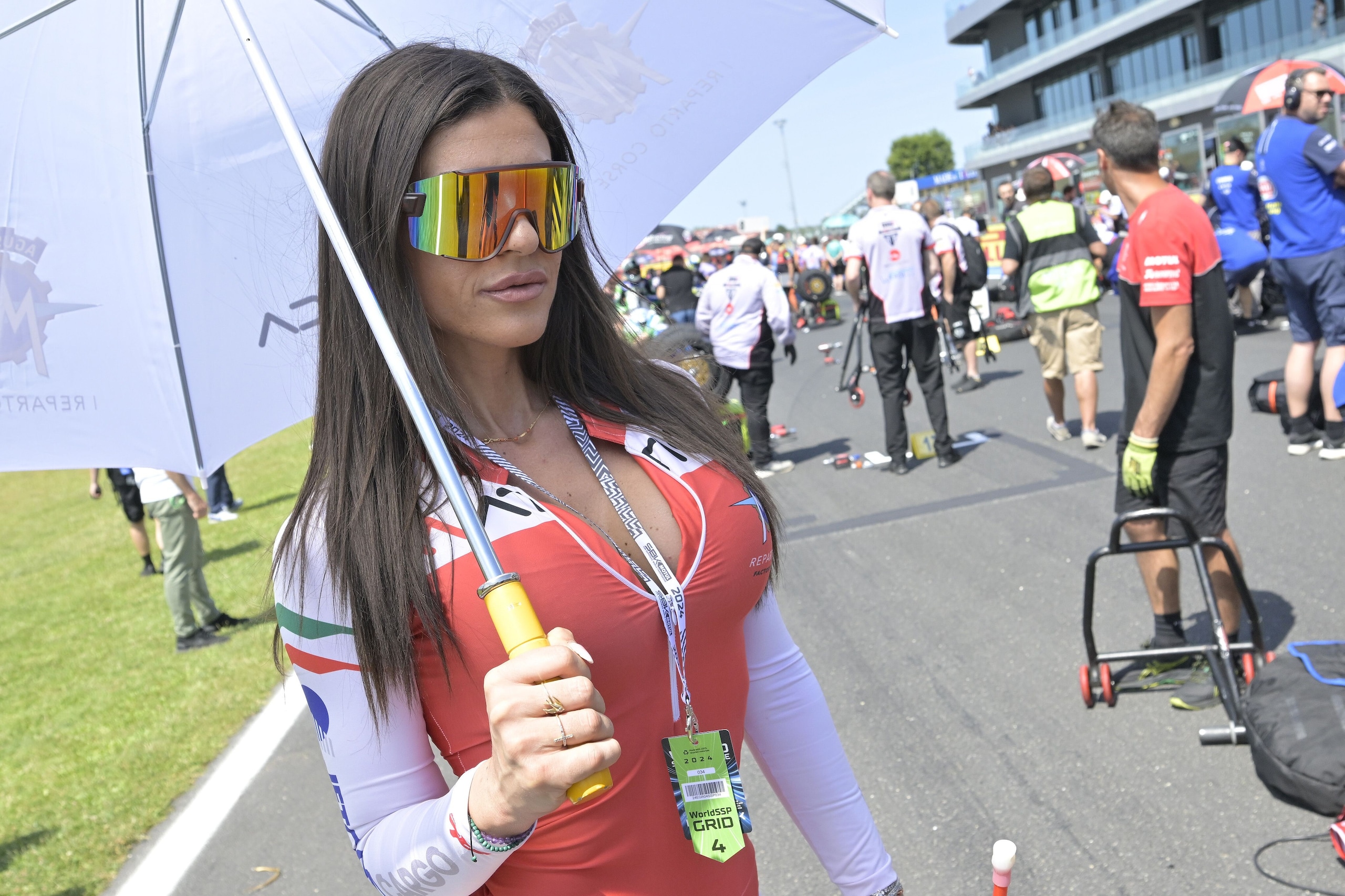 Spettacolo dentro e fuori dalla pista: le ombrelline di Misano