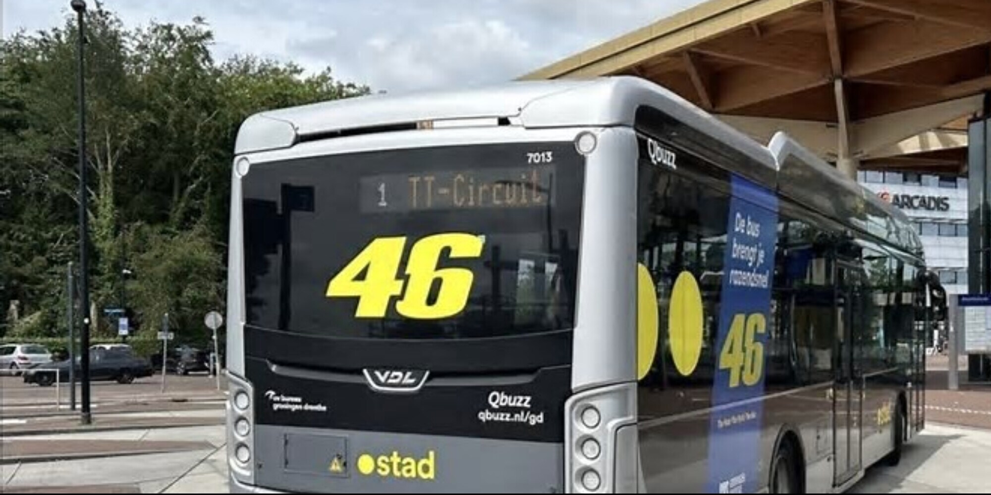 MotoGP Olanda: assen omaggia Valentino Rossi con... degli autobus!