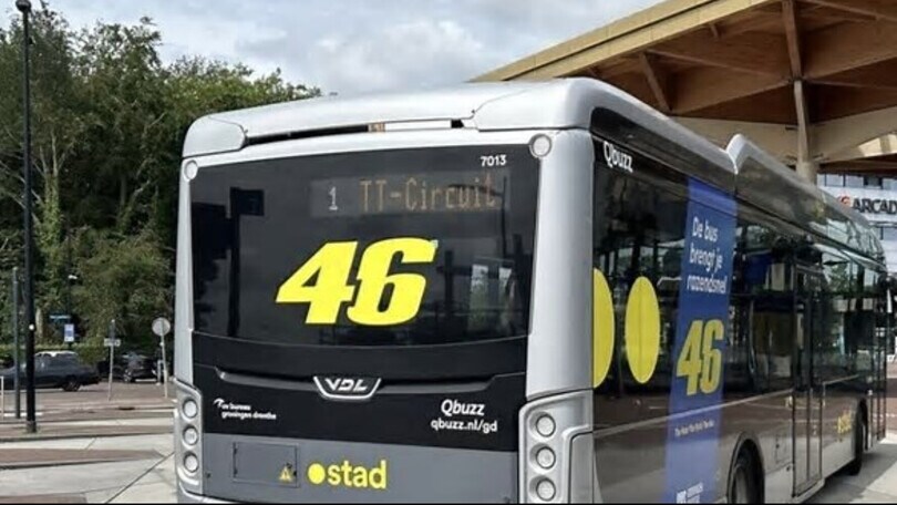 MotoGP Olanda: assen omaggia Valentino Rossi con... degli autobus!