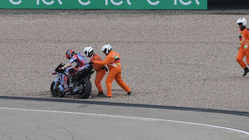 MotoGP, freddo e vento non danno pace: quante cadute al Sachsenring