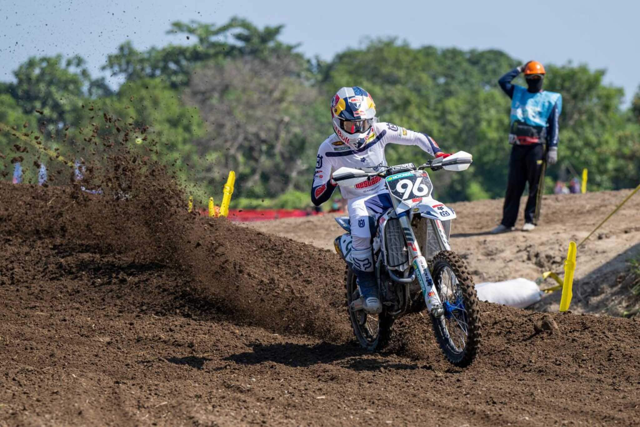 MX2: Lucas Coenen doma il caldo indonesiano