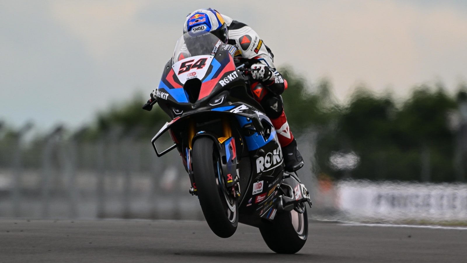 Razgatlioglu fa un altro sport a Donington: pole monstre, Bautista solo 11°