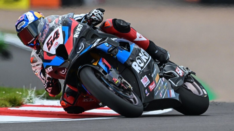 SBK Donington: Razgatlioglu fa il vuoto e vince, Bautista risale sino al 3° posto