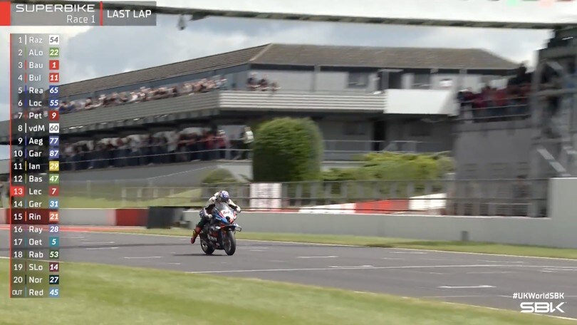 SBK, Razgatlioglu show a Donington: le scenette post vittoria in Gara 1