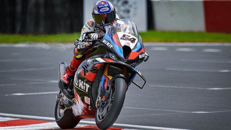 SBK Donington: Razgatlioglu trionfa anche in Superpole Race, 2° Bulega