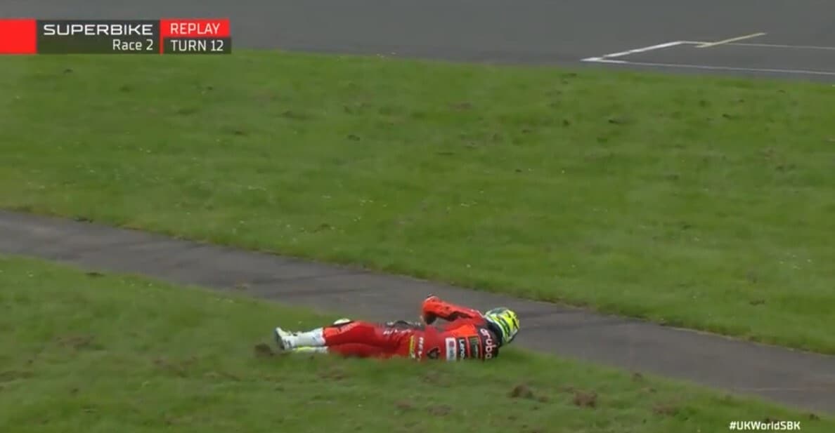 SBK Donington, clamoroso: Bautista a terra nel giro di schieramento