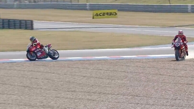 SBK, Pasticcio Bautista in SP Race: attacca Bulega e cade! Toprak vince e ringrazia