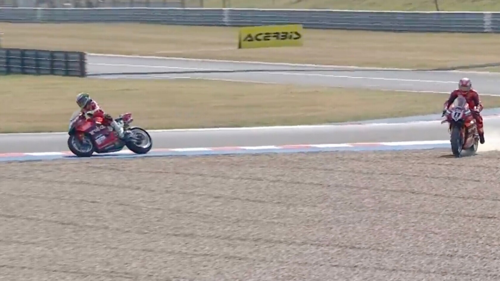 SBK, Pasticcio Bautista in SP Race: attacca Bulega e cade! Toprak vince e ringrazia