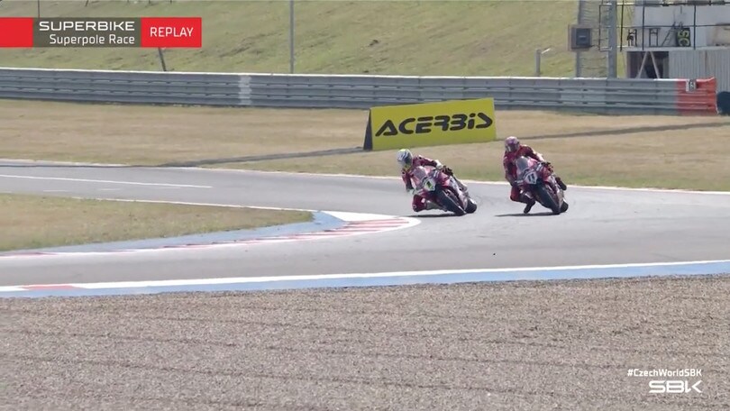 SBK, Bautista e Bulega rischiano il botto a Most: le foto