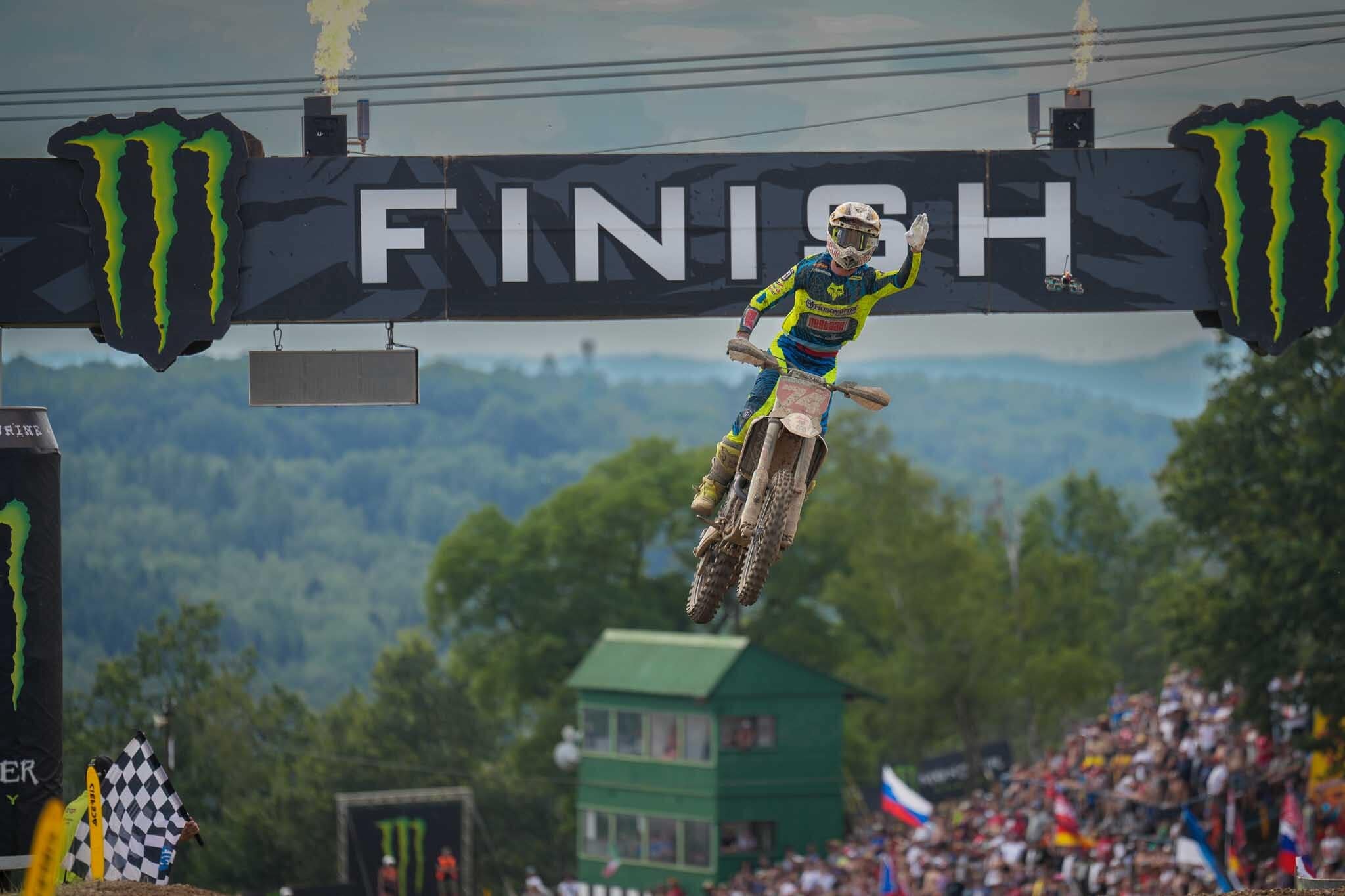 MX2: de Wolf ribalta le sorti del GP a Loket