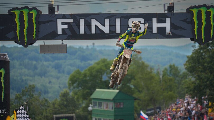 MX2: de Wolf ribalta le sorti del GP a Loket