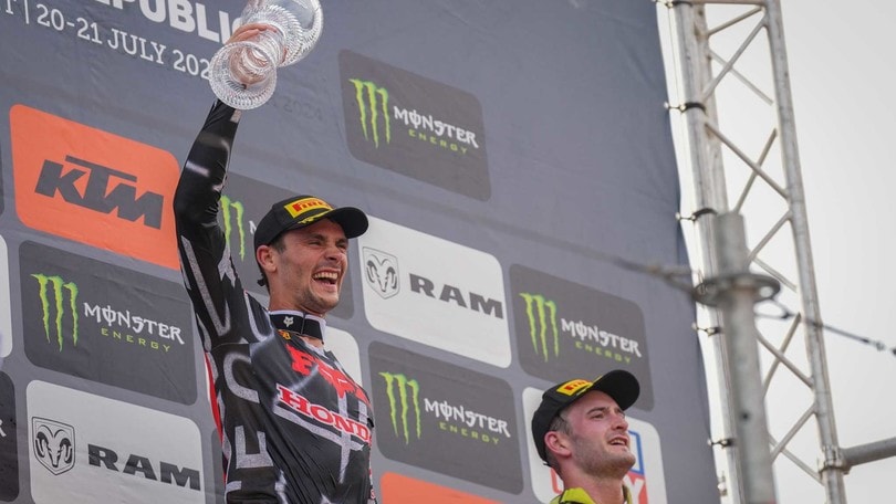 La festa dei tifosi di Gajser a Loket