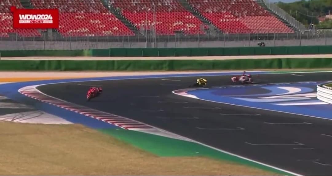 WDW, Marquez prova il sorpasso all'ultima curva e Bulega cade: le foto