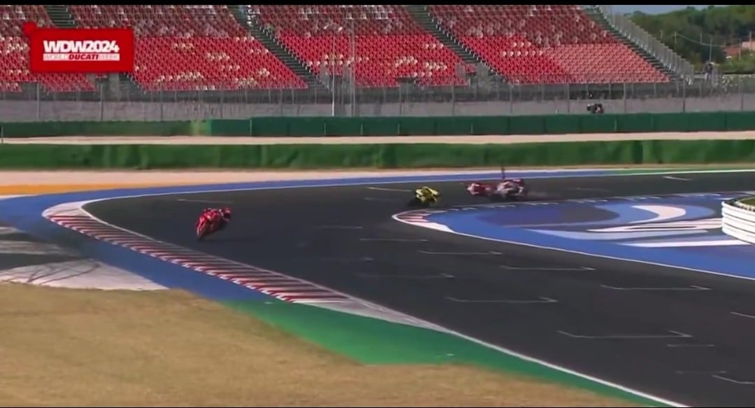 WDW, Marquez prova il sorpasso all'ultima curva e Bulega cade: le foto