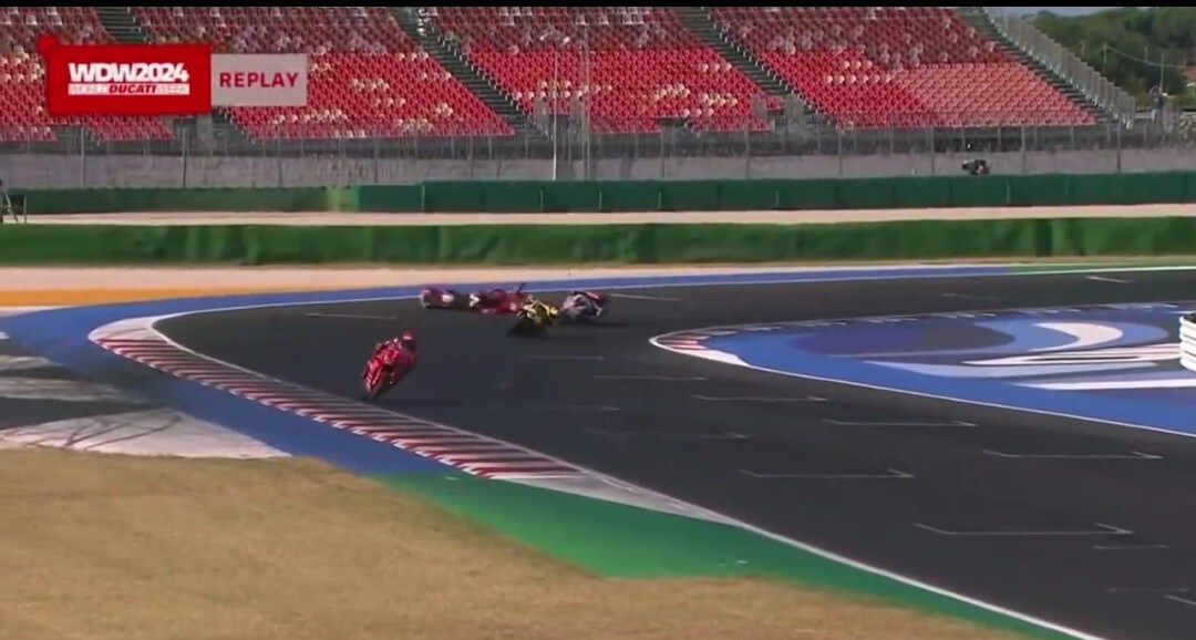WDW, Marquez prova il sorpasso all'ultima curva e Bulega cade: le foto