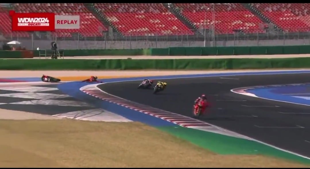 WDW, Marquez prova il sorpasso all'ultima curva e Bulega cade: le foto