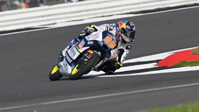 Moto3, risultati e tempi delle P1 al GP Silverstone 2024: Veijer primo con scivolata