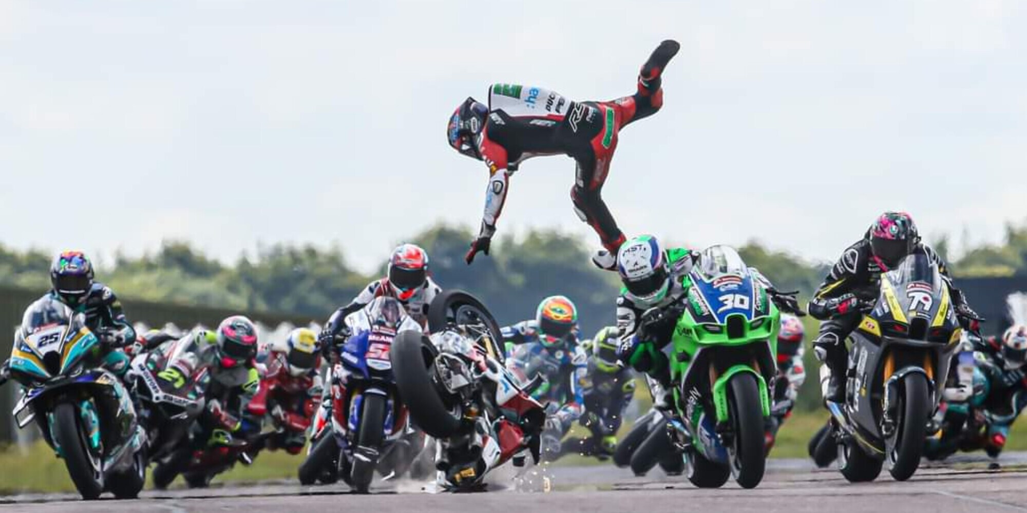 BSB, Ducati e Irwin precipitati dopo il decollo, Yamaha alate di Vickers e Ryde