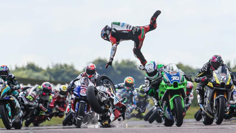 BSB, Ducati e Irwin precipitati dopo il decollo, Yamaha alate di Vickers e Ryde