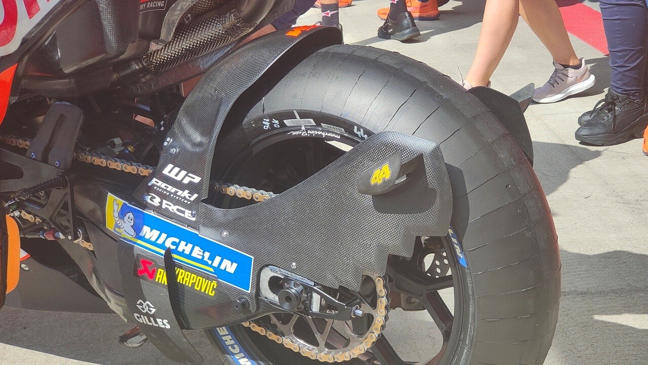 MotoGP Austria, KTM di Espargarò "dentata" al posteriore