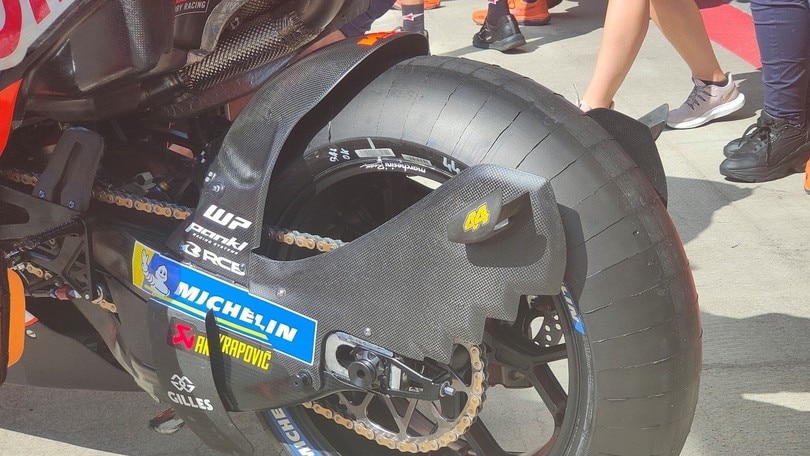 MotoGP Austria, KTM di Espargarò "dentata" al posteriore