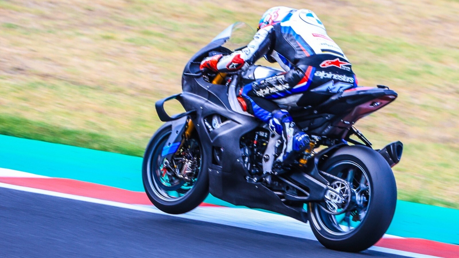 BMW tiene alta la guardia: giornata di lavoro sulla M1000RR a Misano