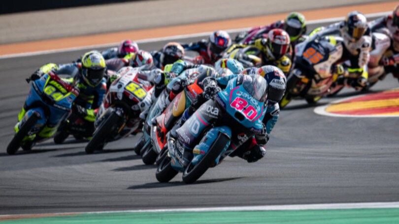 Moto3, David Alonso sbaglia strategia ad Aragon, ma è sempre più leader