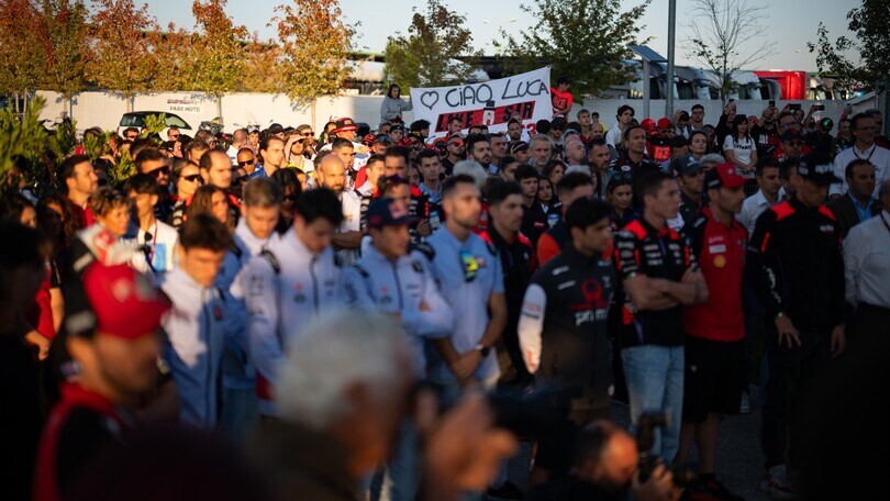 MotoGP, Luca Salvadori: le foto del minuto silenzio a Misano