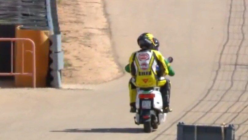 Andrea Iannone strepitoso vince in SBK, ma torna ai box in scooter