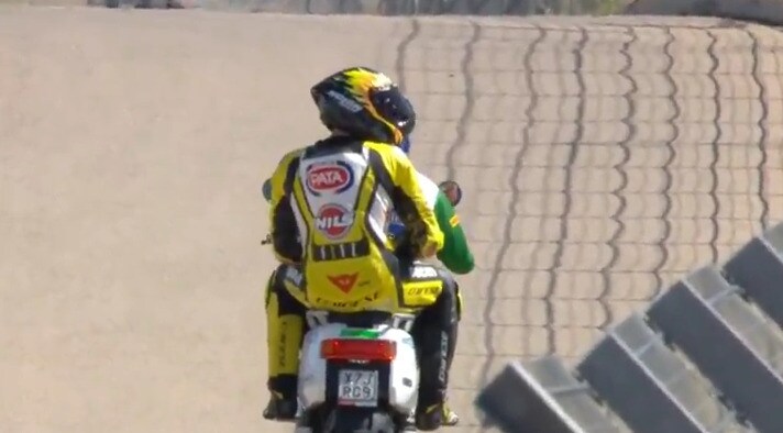Andrea Iannone strepitoso vince in SBK, ma torna ai box in scooter