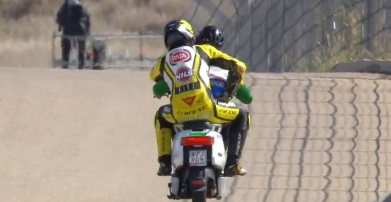 Andrea Iannone strepitoso vince in SBK, ma torna ai box in scooter