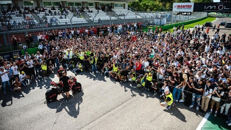 SBK, CIV Imola: le foto del toccante omaggio a Luca Salvadori