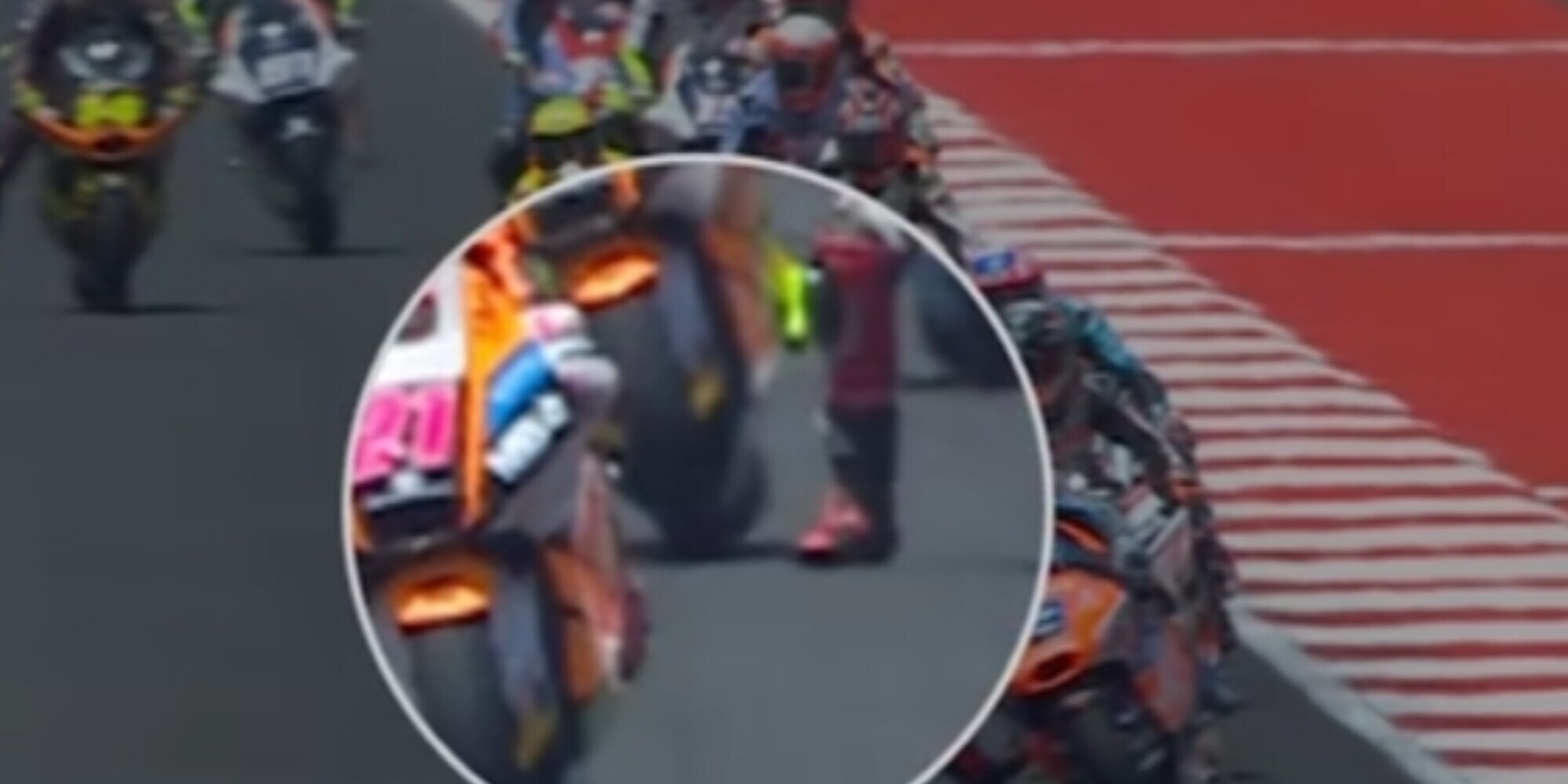 Moto2, pestone tra Aldeguer e Chantra al via. Ecco le immagini