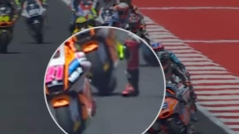 Moto2, pestone tra Aldeguer e Chantra al via. Ecco le immagini